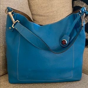 Dooney&Bourke beautiful blue purse. Magnetic !